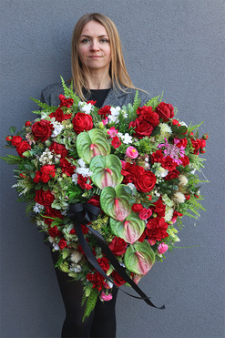 Serce Gruno 2, bogata wiązanka nagrobna, wym.60x58cm