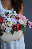 Eleni, kompozycja kwiatowa w kremowym naczyniu, wym.25x36cm