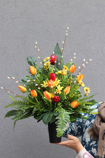 Kolorowa Wiosna, bukiet nagrobny z tulipanami