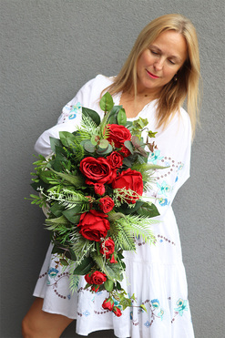 Red Geria, wieniec nagrobny w kształcie serca z różami, dł.45cm