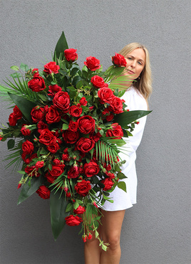 Gloria Czerwone Róże, kompozycja nagrobna w misie, wym. 57x104x80cm