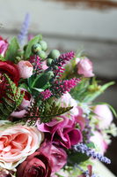 Bella Lux, kompozycja kwiatowa w złotym naczyniu