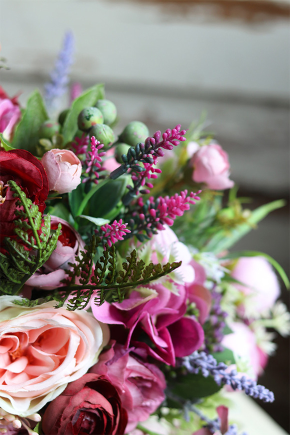 Bella Lux, kompozycja kwiatowa w złotym naczyniu