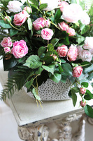 Różowy Dzień Rustic, kompozycja kwiatowa w donicy z teksturą