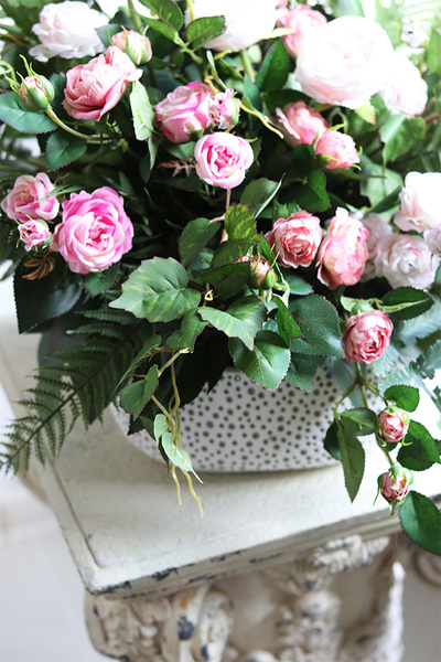Różowy Dzień Rustic, kompozycja kwiatowa w donicy z teksturą