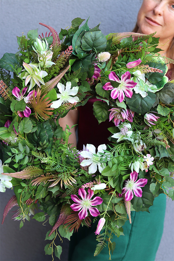 Clematis, zielony dekoracyjny wianek, śr.60cm