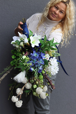 Helita Blue, bukiet nagrobny do położenia i wazonu, wys.82cm