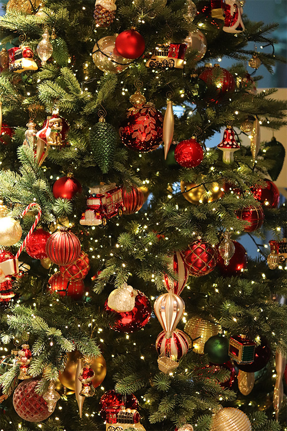 Moko Xmas, dekorowanie choinki u klienta