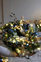 Dark Blue Eveline, elegancki świąteczny wianek LED