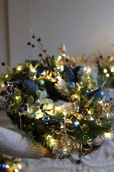 Dark Blue Eveline, elegancki świąteczny wianek LED