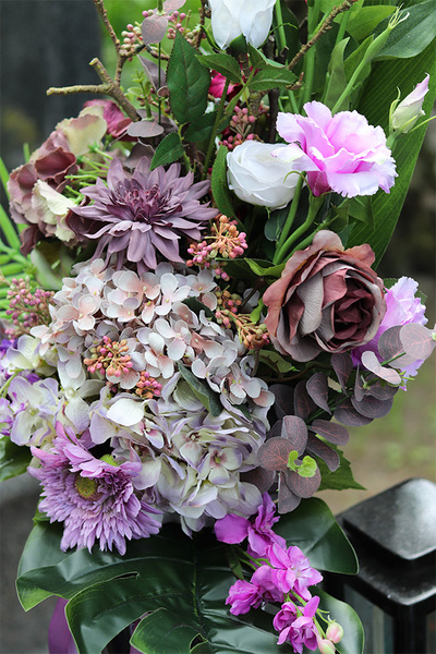 Korrena, bukiet nagrobny z fioletowych kwiatów