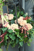 Angelo Garden Cream, lampion nagrobny z kwiatami