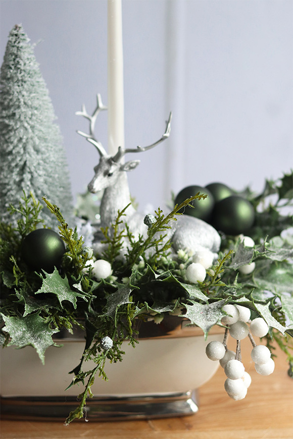 Srebrny Renifer, elegancki świąteczny stroik ze świecą