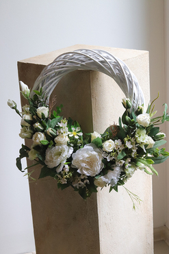 OD RĘKI Bienne Blanco, asymetryczny wianek dekoracyjny, rozp.52cm