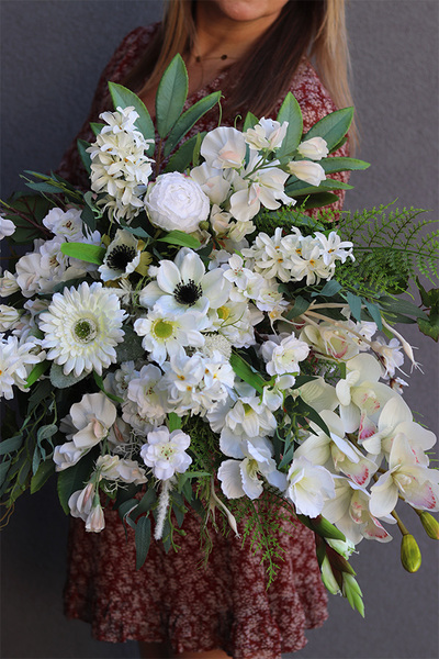 Terena, biały bukiet nagrobny we wkładzie