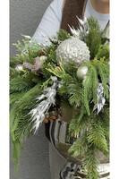 Noella, kompozycja kwiatowa w srebrnym coolerze