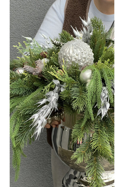 Noella, kompozycja kwiatowa w srebrnym coolerze