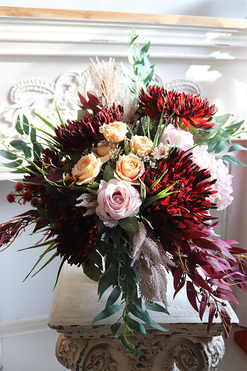 Astry Bordo, bukiet nagrobny we wkładzie, dł.62cm