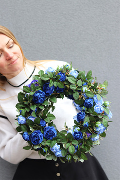 Blue Rose Garden, niebieski wianek kwiatowy z różami, śr.34cm