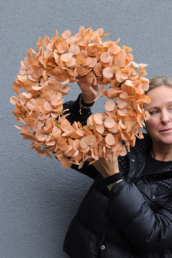 OD RĘKI Eucalipto Orange, stylowy bordowy wianek na drzwi, śr.40cm