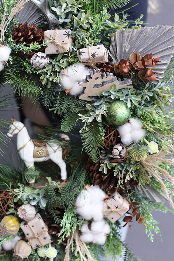 atrakcyjny wianek świąteczny z konikiem, Moderni, śr.55cm