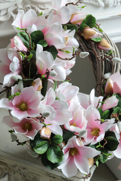 Magnolia Romance, wianek z kwiatów magnolii, rozp.47cm