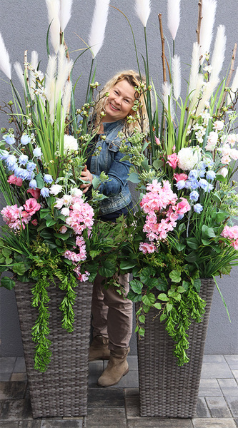 Nelida Rattan, zielona kompozycja z trawami do donicy Klienta, wys.115cm 