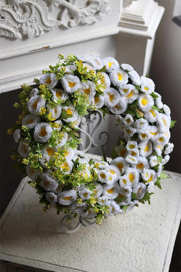 Stokrotki, wiosenny wianek na drzwi