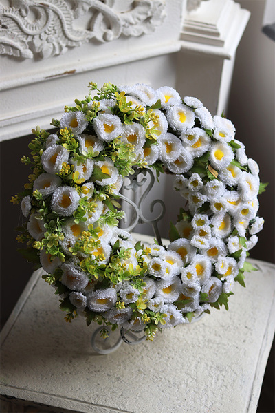 Stokrotki, wiosenny wianek na drzwi