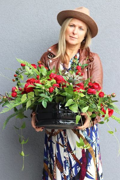 Czerwień Deluxe, kompozycja nagrobna w misie