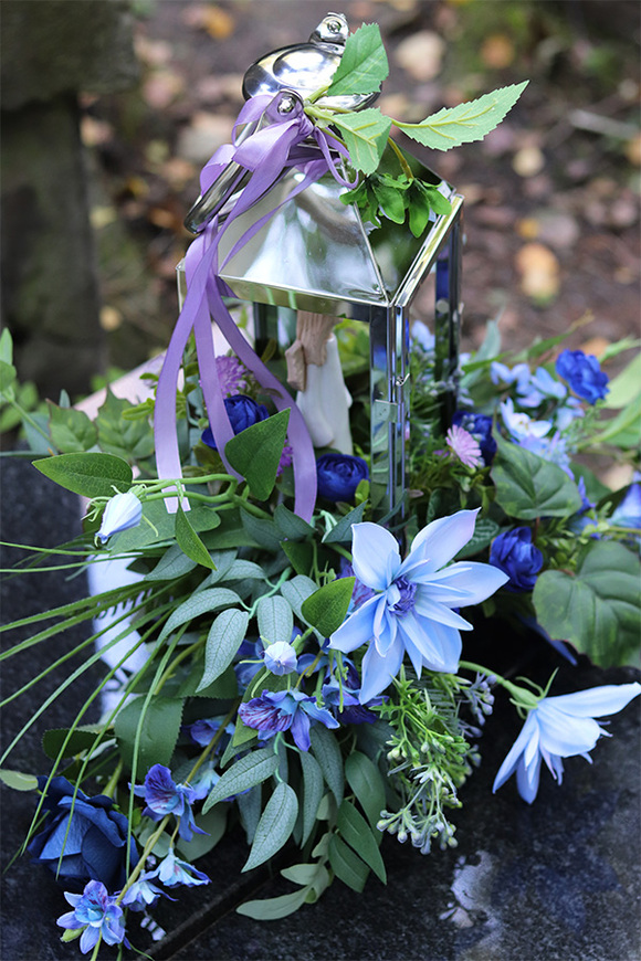 Angelo Garden Bluenia, kompozycja nagrobna ze srebrnym lampionem
