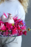 Radosna Kura Pink, stroik wielkanocny na talerzu z suszem