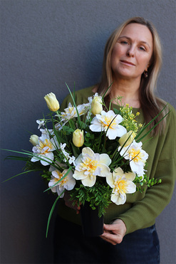 OD RĘKI Żonkile Heleny, wiosenny bukiet nagrobny we wkładzie, wys.50cm