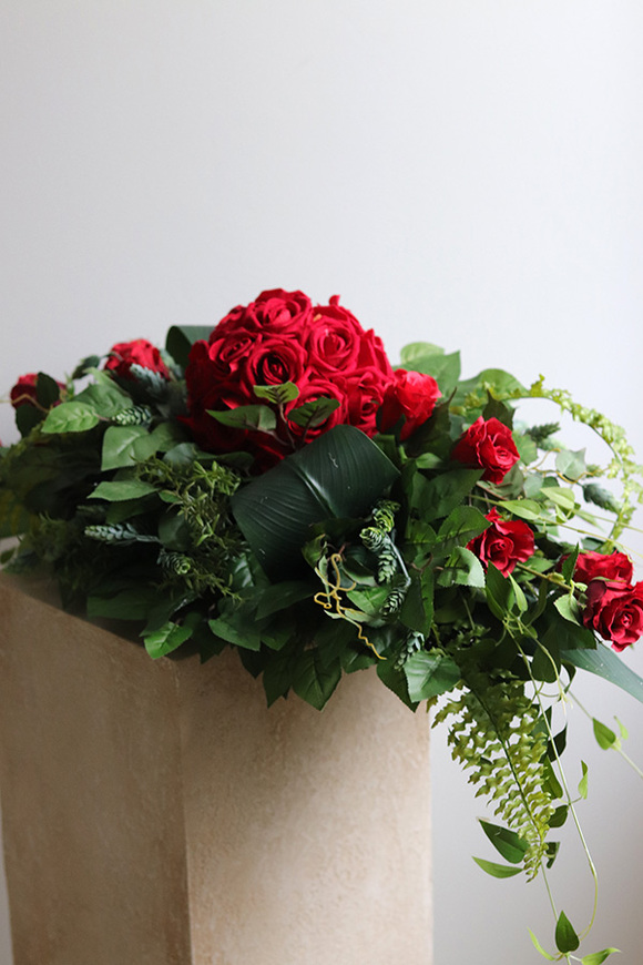 Red Bowl, czerwona wiązanka nagrobna