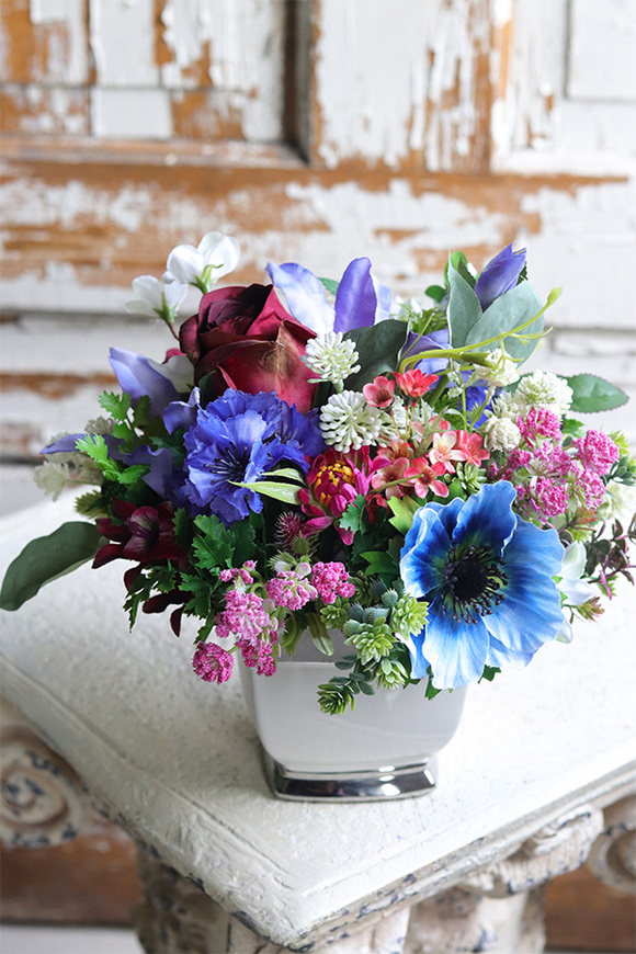 Pantone Small, kompozycja kwiatowa w naczyniu