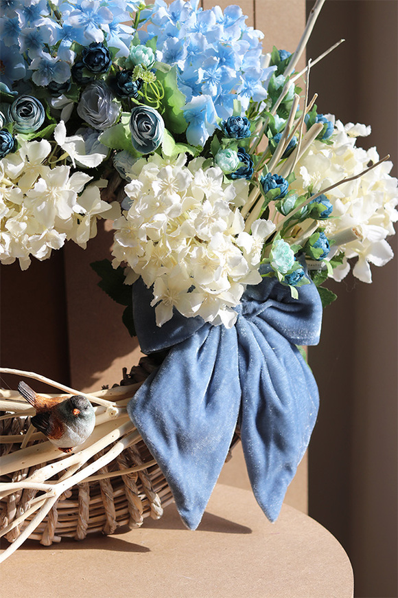 Niebieska Kokarda Bird, wianek na drzwi z hortensjami