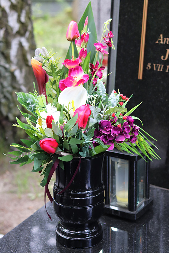 Leonida, bukiet nagrobny z kaliami i orchideą