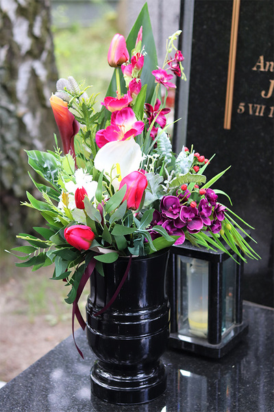 Leonida, bukiet nagrobny z kaliami i orchideą