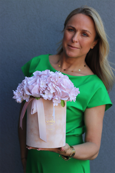 Velurana, różowy flowerbox z hortensjami i różami