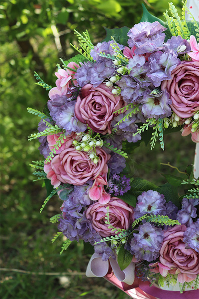 Violet&Rose, kwiatowy wianek na drzwi z różami