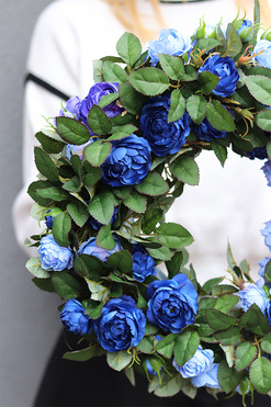 Blue Rose Garden, niebieski wianek kwiatowy z różami, śr.34cm