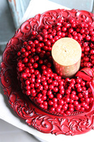 elegancki świąteczny stroik, Czerwień Ognista, na czerwonym talerzu, śr.35cm