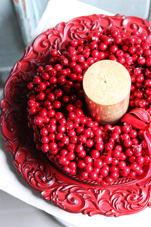 elegancki świąteczny stroik, Czerwień Ognista, na czerwonym talerzu, śr.35cm