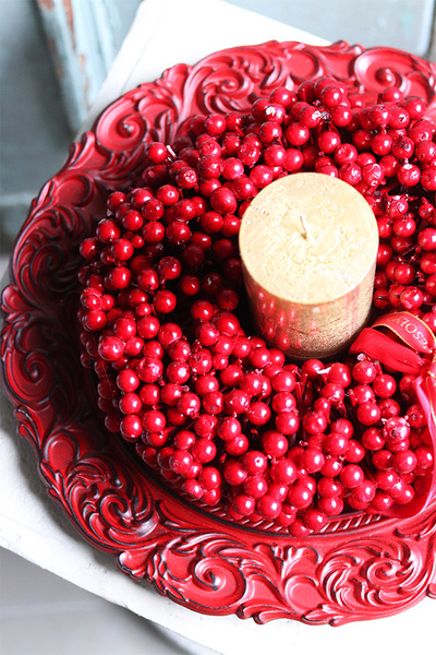 elegancki świąteczny stroik, Czerwień Ognista, na czerwonym talerzu, śr.35cm