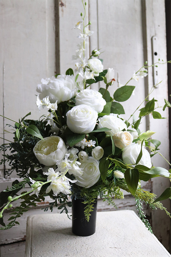 Nestino, bukiet nagrobny z białych kwiatów, wys.60cm