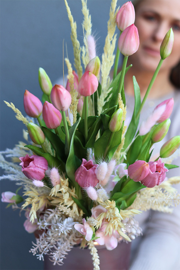 Tulipanowa Aura Salise, dekoracja kwiatowa w wazonie