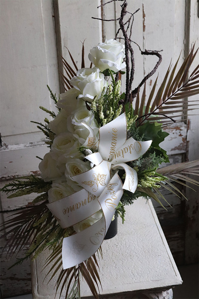 Biała Begoria, bukiet nagrobny z różami, wys.67cm