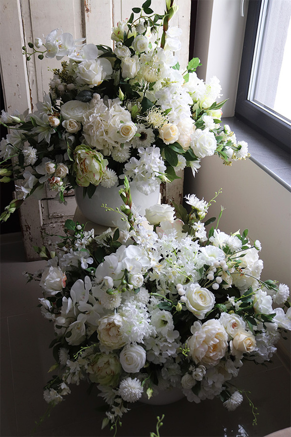 Florencja Fiberglass, kompozycja kwiatowa w białej donicy, wym.82x106cm 