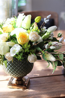 kompozycja kwiatowa z tulipanów, róż i szafirków Spring is Coming