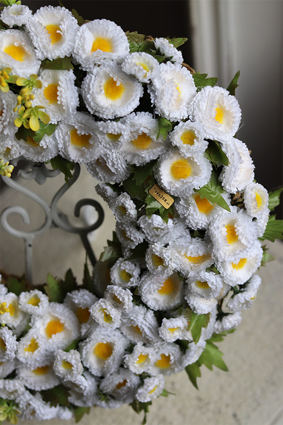 Stokrotki, wiosenny wianek na drzwi